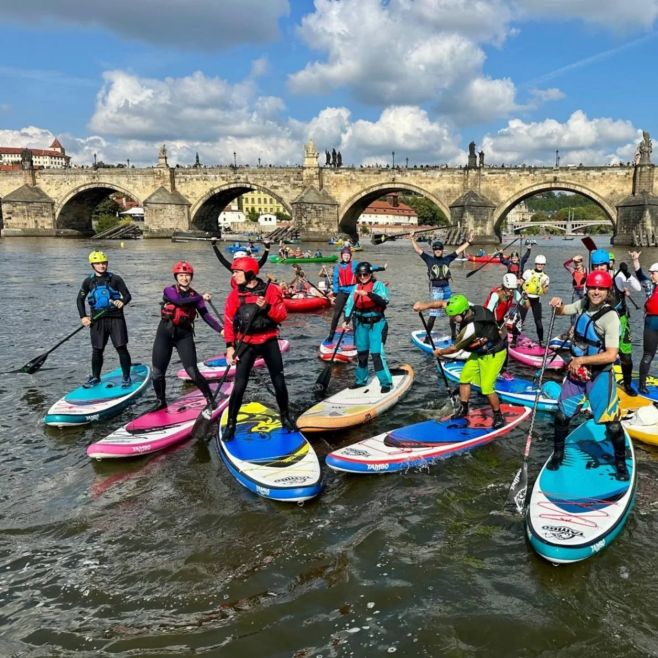 Only once a year you get the chance to paddleboard through the beautiful center of Prague 🏰 Who’s joining next year? 🤩...